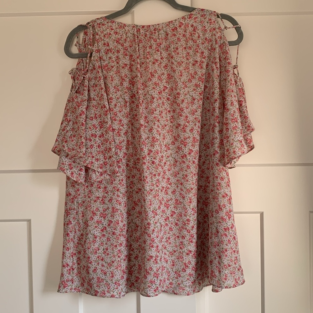 {DAVI & DANI} Pink Floral Cold Shoulder Top - Picture 2 of 2